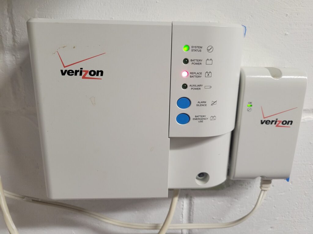 Verizon Fios box with red "Replace Battery" light on